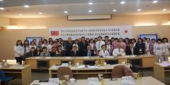 信州大学医学部附属病院訪問団と高雄市立小港病院職員による集合写真