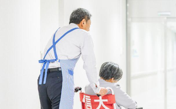 院内の案内、受付の手伝い、車いすの移送
